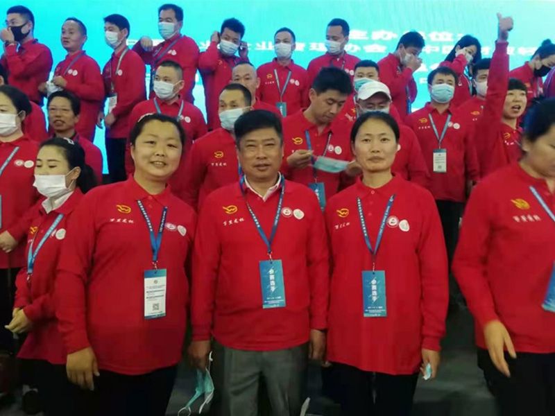 2021年，林源物業(yè)代表與參賽隊員合影