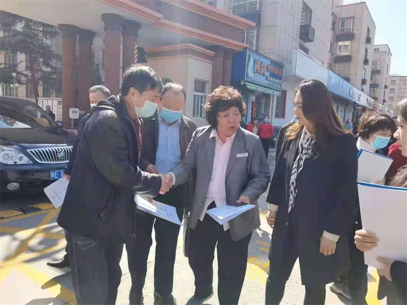 2021年，住建局劉恒磊局長到金色嘉園小區(qū)調(diào)研