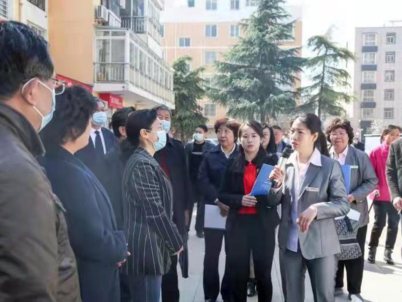 2021年，市人大、政協(xié)等各級領(lǐng)導與金色嘉園項目經(jīng)理交流