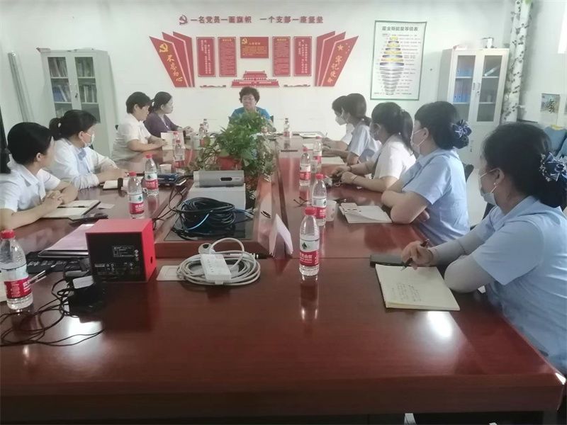 林寶娟董事長(zhǎng)與物業(yè)同仁互相交流、學(xué)習(xí)