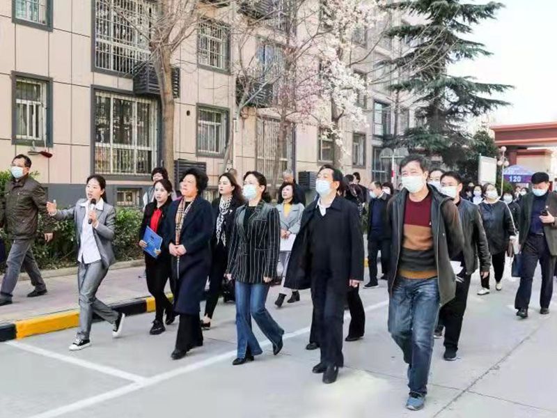 2021年，市人大、政協(xié)等各級領(lǐng)導到金色嘉園小區(qū)調(diào)研